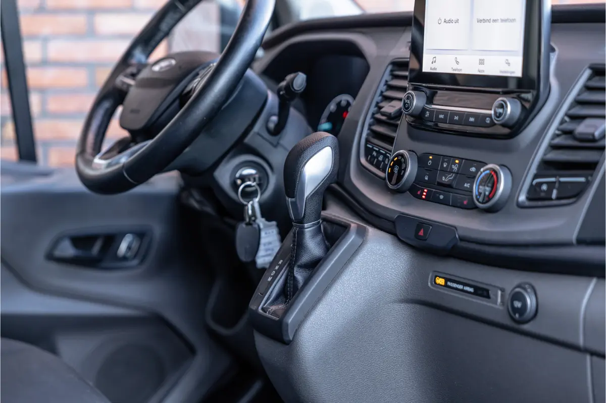 350 2.0 TDCI L3H2 | Automaat | CarPlay | Camera | Trekhaak | Stoelverwarming | Airco | 3-zitter | Nieuwe APK