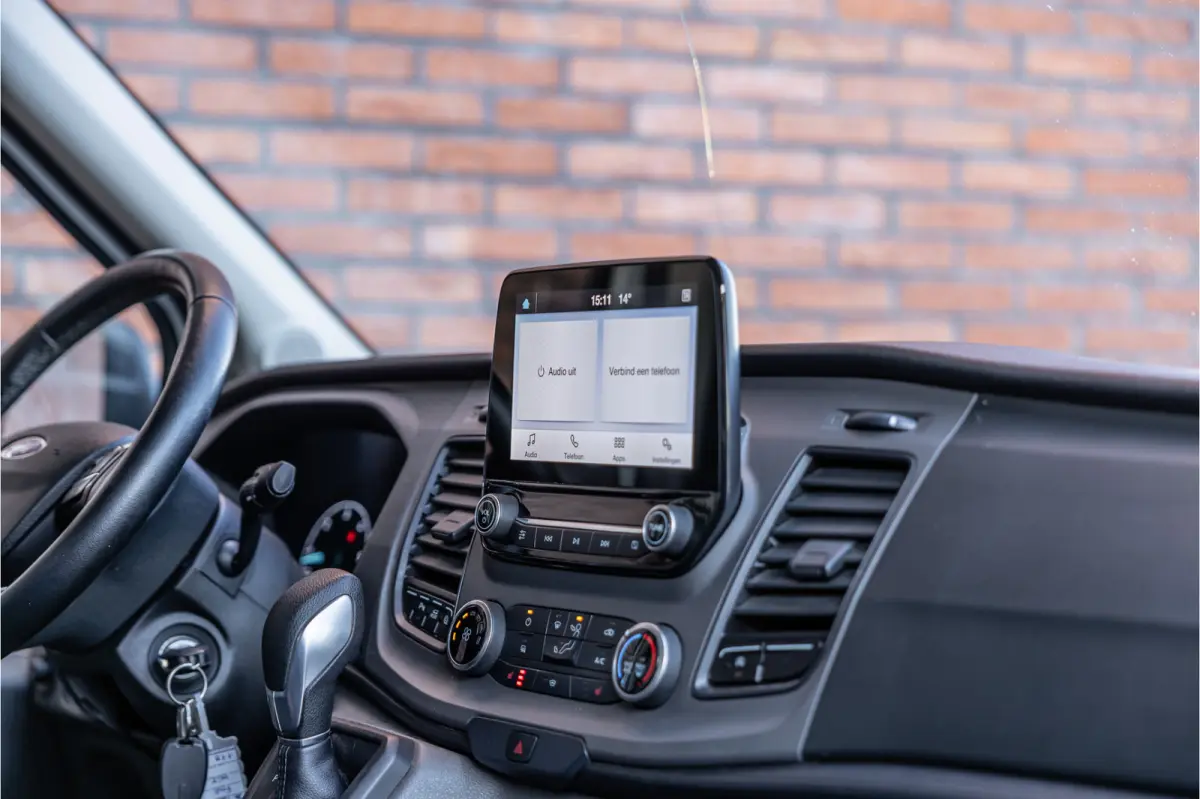 350 2.0 TDCI L3H2 | Automaat | CarPlay | Camera | Trekhaak | Stoelverwarming | Airco | 3-zitter | Nieuwe APK