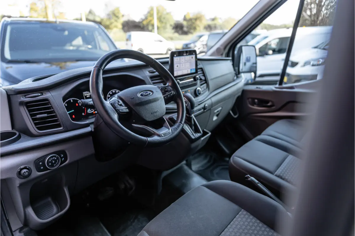 350 2.0 TDCI L3H2 | Automaat | CarPlay | Camera | Trekhaak | Stoelverwarming | Airco | 3-zitter | Nieuwe APK