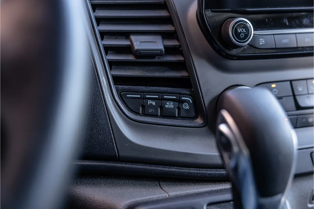 350 2.0 TDCI L3H2 | Automaat | CarPlay | Camera | Trekhaak | Stoelverwarming | Airco | 3-zitter | Nieuwe APK