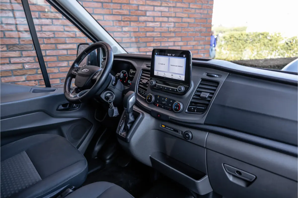 350 2.0 TDCI L3H2 | Automaat | CarPlay | Camera | Trekhaak | Stoelverwarming | Airco | 3-zitter | Nieuwe APK