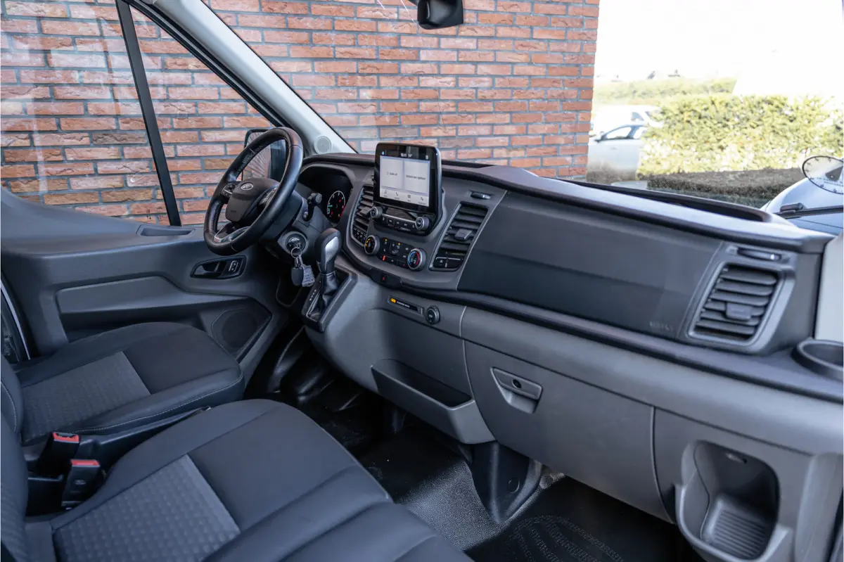 350 2.0 TDCI L3H2 | Automaat | CarPlay | Camera | Trekhaak | Stoelverwarming | Airco | 3-zitter | Nieuwe APK
