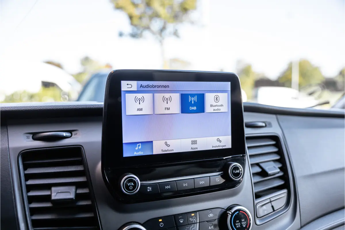 350 2.0 TDCI L3H2 | Automaat | CarPlay | Camera | Trekhaak | Stoelverwarming | Airco | 3-zitter | Nieuwe APK