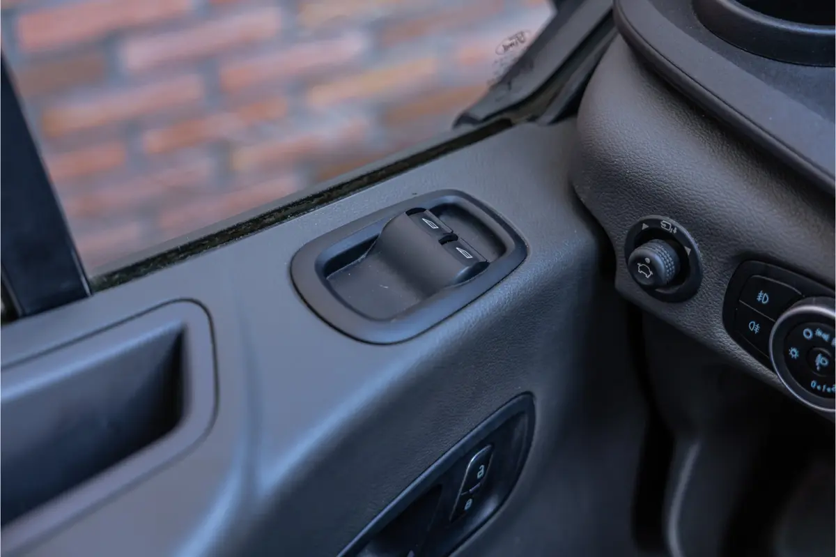 350 2.0 TDCI L3H2 | Automaat | CarPlay | Camera | Trekhaak | Stoelverwarming | Airco | 3-zitter | Nieuwe APK