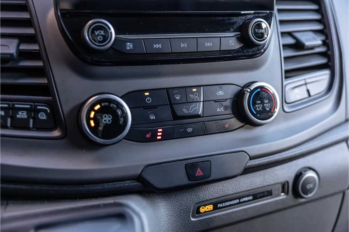 350 2.0 TDCI L3H2 | Automaat | CarPlay | Camera | Trekhaak | Stoelverwarming | Airco | 3-zitter | Nieuwe APK
