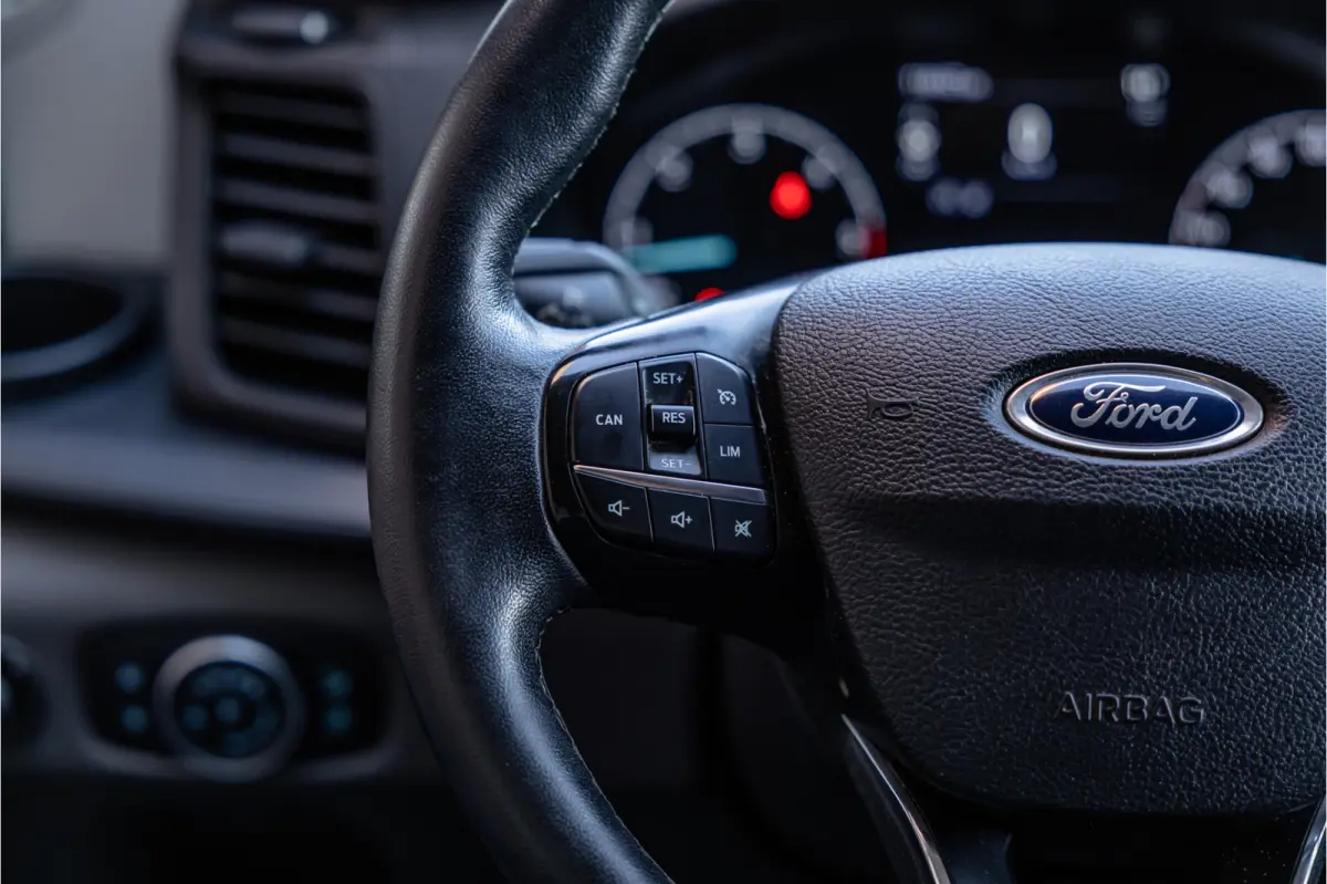 350 2.0 TDCI L3H2 | Automaat | CarPlay | Camera | Trekhaak | Stoelverwarming | Airco | 3-zitter | Nieuwe APK