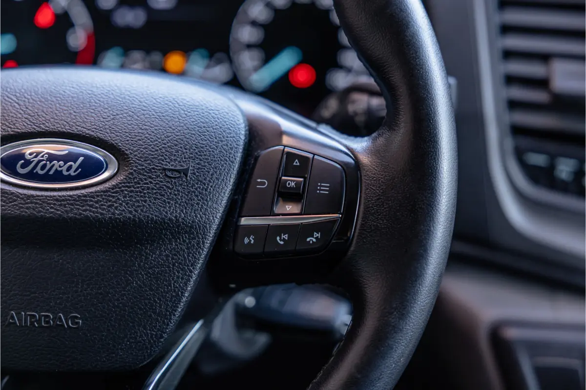 350 2.0 TDCI L3H2 | Automaat | CarPlay | Camera | Trekhaak | Stoelverwarming | Airco | 3-zitter | Nieuwe APK