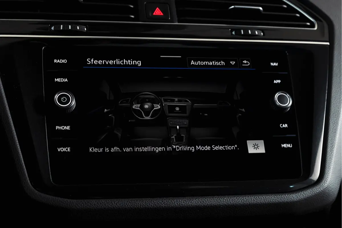 1.4 TSI eHybrid R-Line Business+ | S/K- Panodak | Dig. Cockpit | Adapt. Cockpit | Stoelverw. | PDC | Camera | NAV + App. Connect | ECC | Afn. Trekhaak | Elek. Klep | LM  19" |