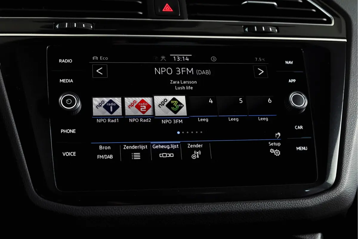 1.4 TSI eHybrid R-Line Business+ | S/K- Panodak | Dig. Cockpit | Adapt. Cockpit | Stoelverw. | PDC | Camera | NAV + App. Connect | ECC | Afn. Trekhaak | Elek. Klep | LM  19" |