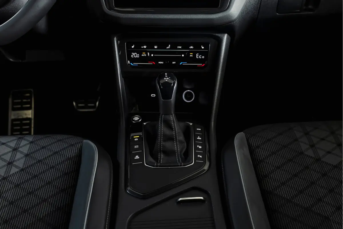 1.4 TSI eHybrid R-Line Business+ | S/K- Panodak | Dig. Cockpit | Adapt. Cockpit | Stoelverw. | PDC | Camera | NAV + App. Connect | ECC | Afn. Trekhaak | Elek. Klep | LM  19" |
