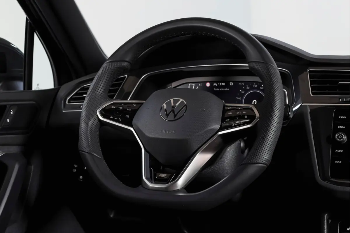 1.4 TSI eHybrid R-Line Business+ | S/K- Panodak | Dig. Cockpit | Adapt. Cockpit | Stoelverw. | PDC | Camera | NAV + App. Connect | ECC | Afn. Trekhaak | Elek. Klep | LM  19" |