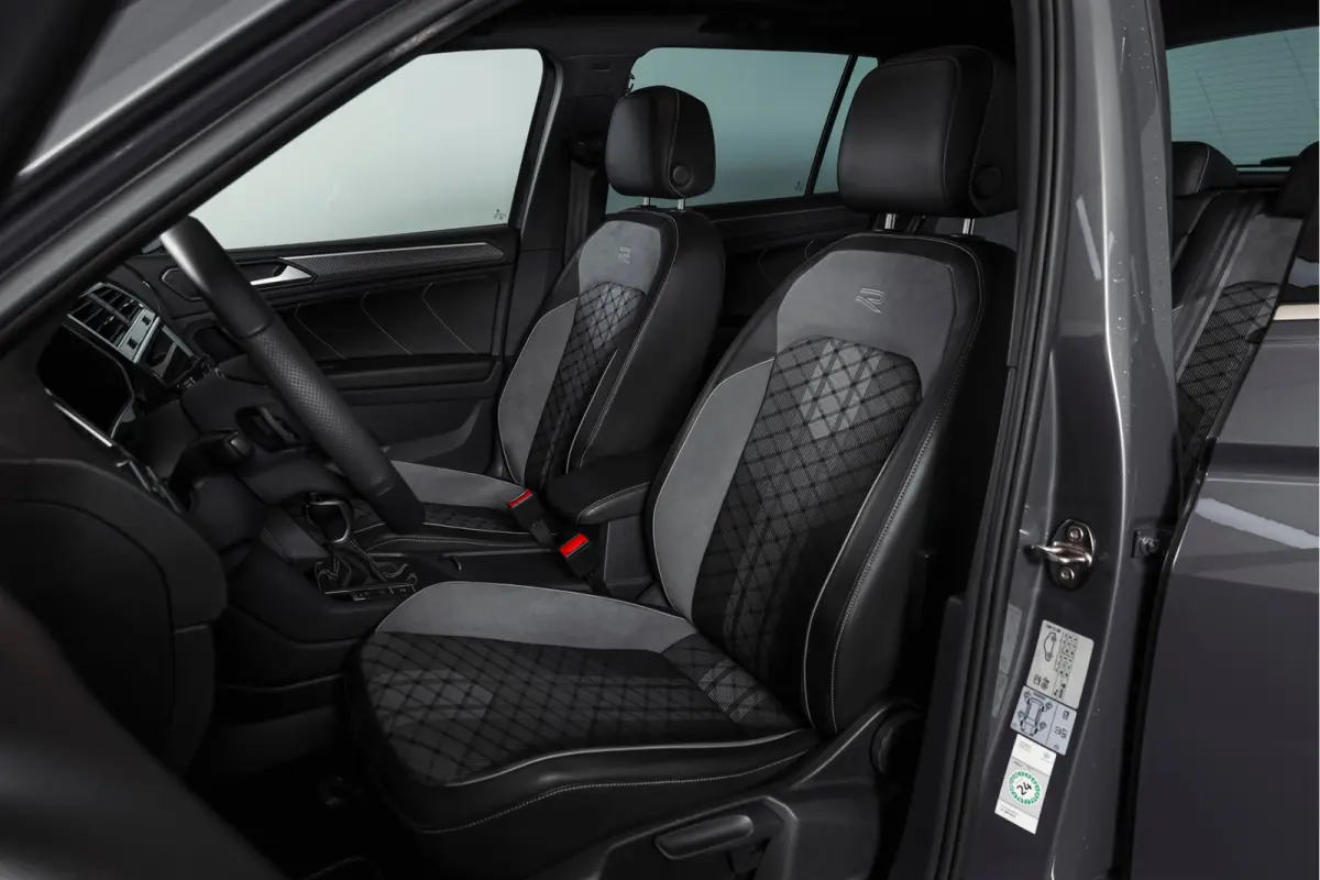 1.4 TSI eHybrid R-Line Business+ | S/K- Panodak | Dig. Cockpit | Adapt. Cockpit | Stoelverw. | PDC | Camera | NAV + App. Connect | ECC | Afn. Trekhaak | Elek. Klep | LM  19" |