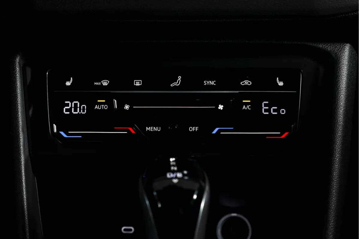 1.4 TSI eHybrid R-Line Business+ | S/K- Panodak | Dig. Cockpit | Adapt. Cockpit | Stoelverw. | PDC | Camera | NAV + App. Connect | ECC | Afn. Trekhaak | Elek. Klep | LM  19" |