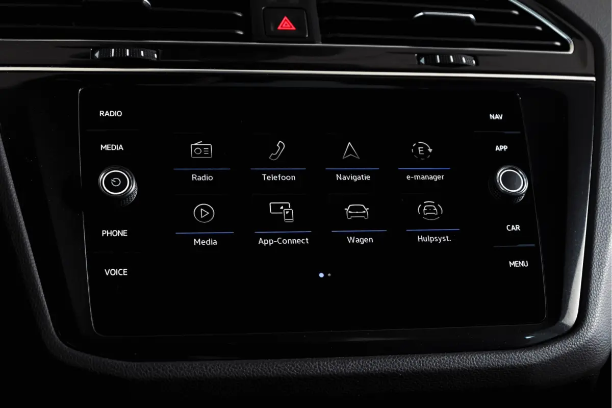 1.4 TSI eHybrid R-Line Business+ | S/K- Panodak | Dig. Cockpit | Adapt. Cockpit | Stoelverw. | PDC | Camera | NAV + App. Connect | ECC | Afn. Trekhaak | Elek. Klep | LM  19" |