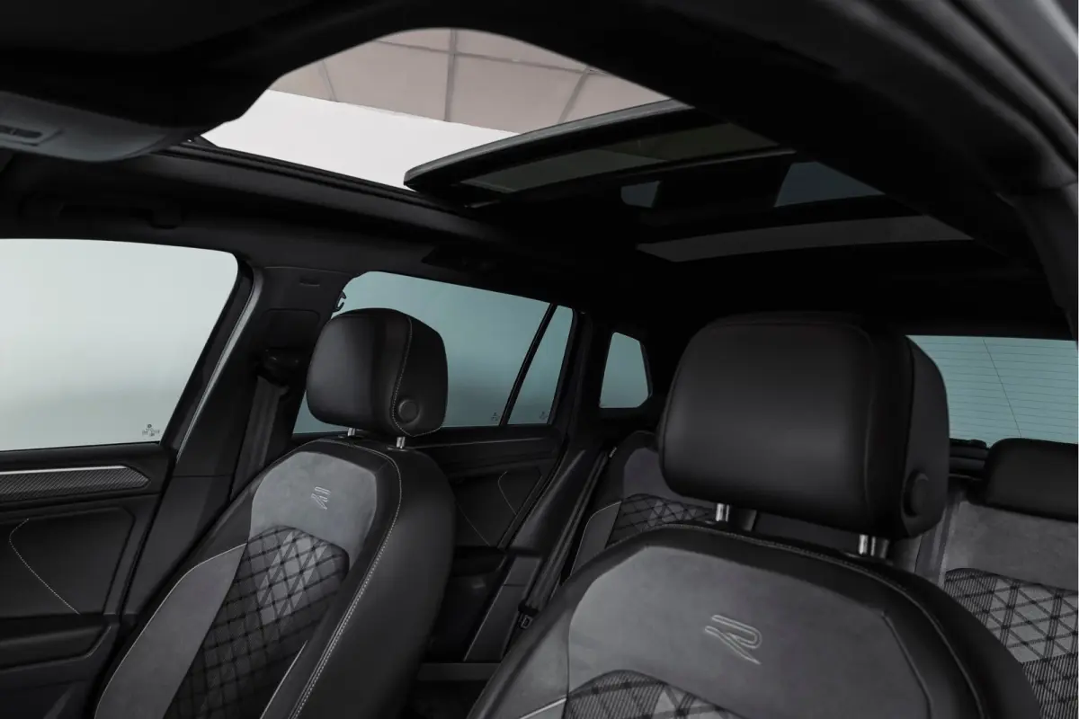 1.4 TSI eHybrid R-Line Business+ | S/K- Panodak | Dig. Cockpit | Adapt. Cockpit | Stoelverw. | PDC | Camera | NAV + App. Connect | ECC | Afn. Trekhaak | Elek. Klep | LM  19" |