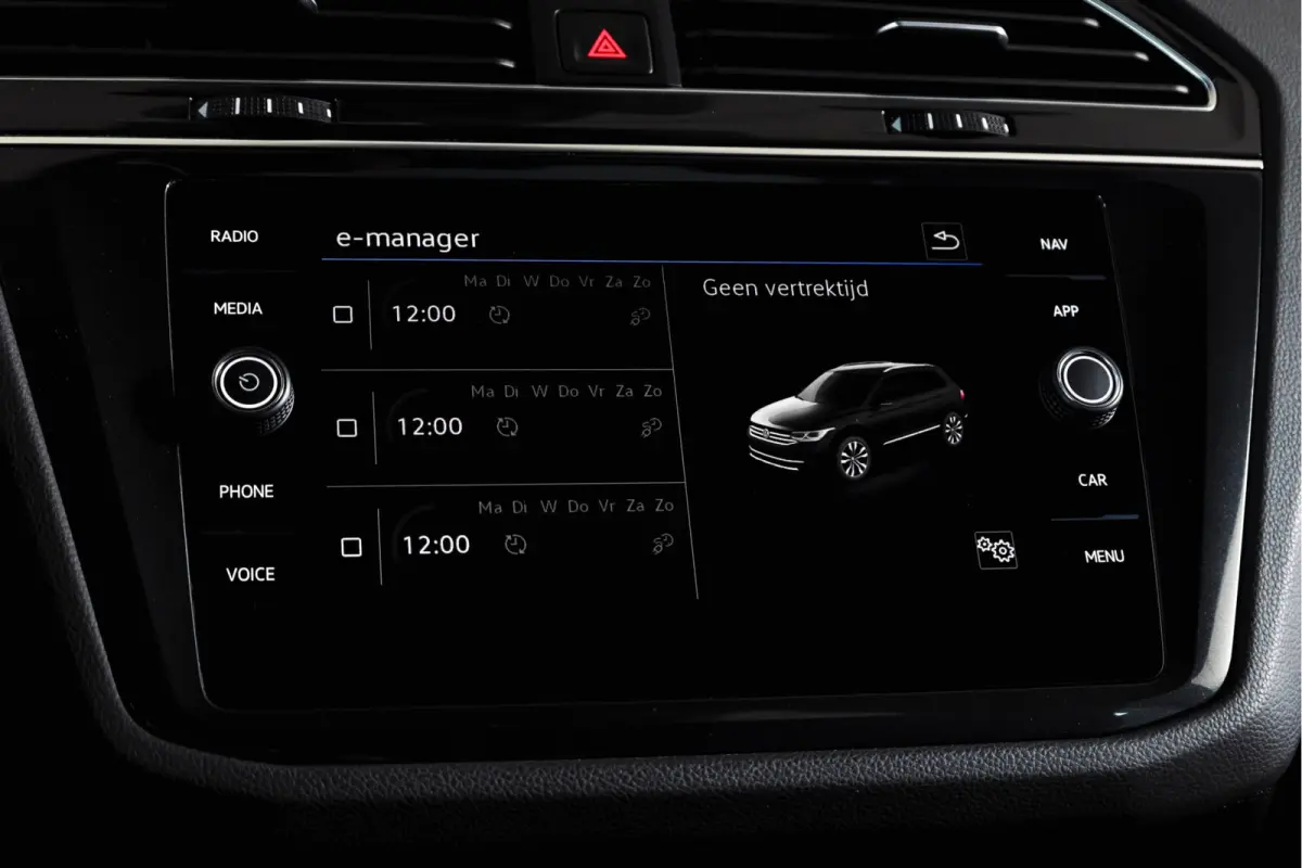 1.4 TSI eHybrid R-Line Business+ | S/K- Panodak | Dig. Cockpit | Adapt. Cockpit | Stoelverw. | PDC | Camera | NAV + App. Connect | ECC | Afn. Trekhaak | Elek. Klep | LM  19" |