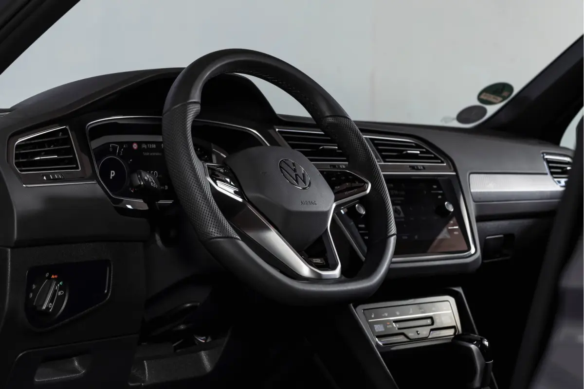 1.4 TSI eHybrid R-Line Business+ | S/K- Panodak | Dig. Cockpit | Adapt. Cockpit | Stoelverw. | PDC | Camera | NAV + App. Connect | ECC | Afn. Trekhaak | Elek. Klep | LM  19" |