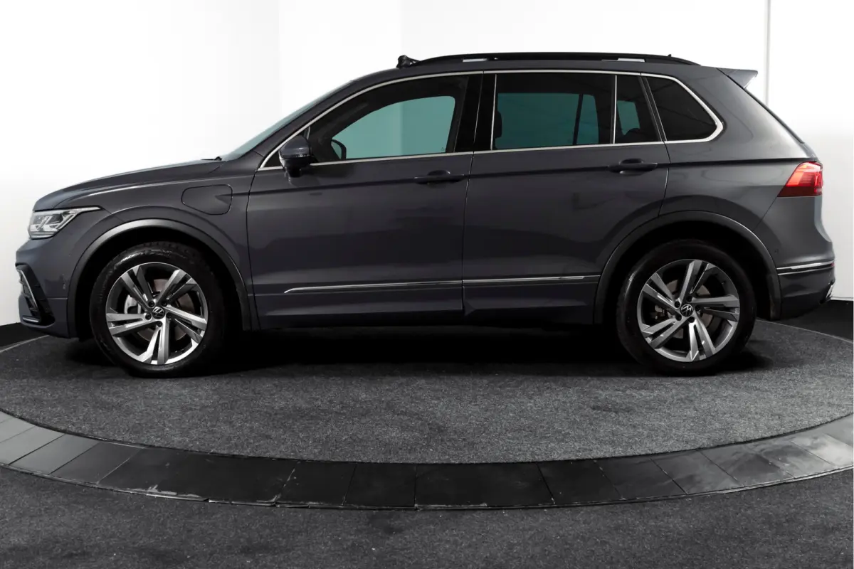 1.4 TSI eHybrid R-Line Business+ | S/K- Panodak | Dig. Cockpit | Adapt. Cockpit | Stoelverw. | PDC | Camera | NAV + App. Connect | ECC | Afn. Trekhaak | Elek. Klep | LM  19" |
