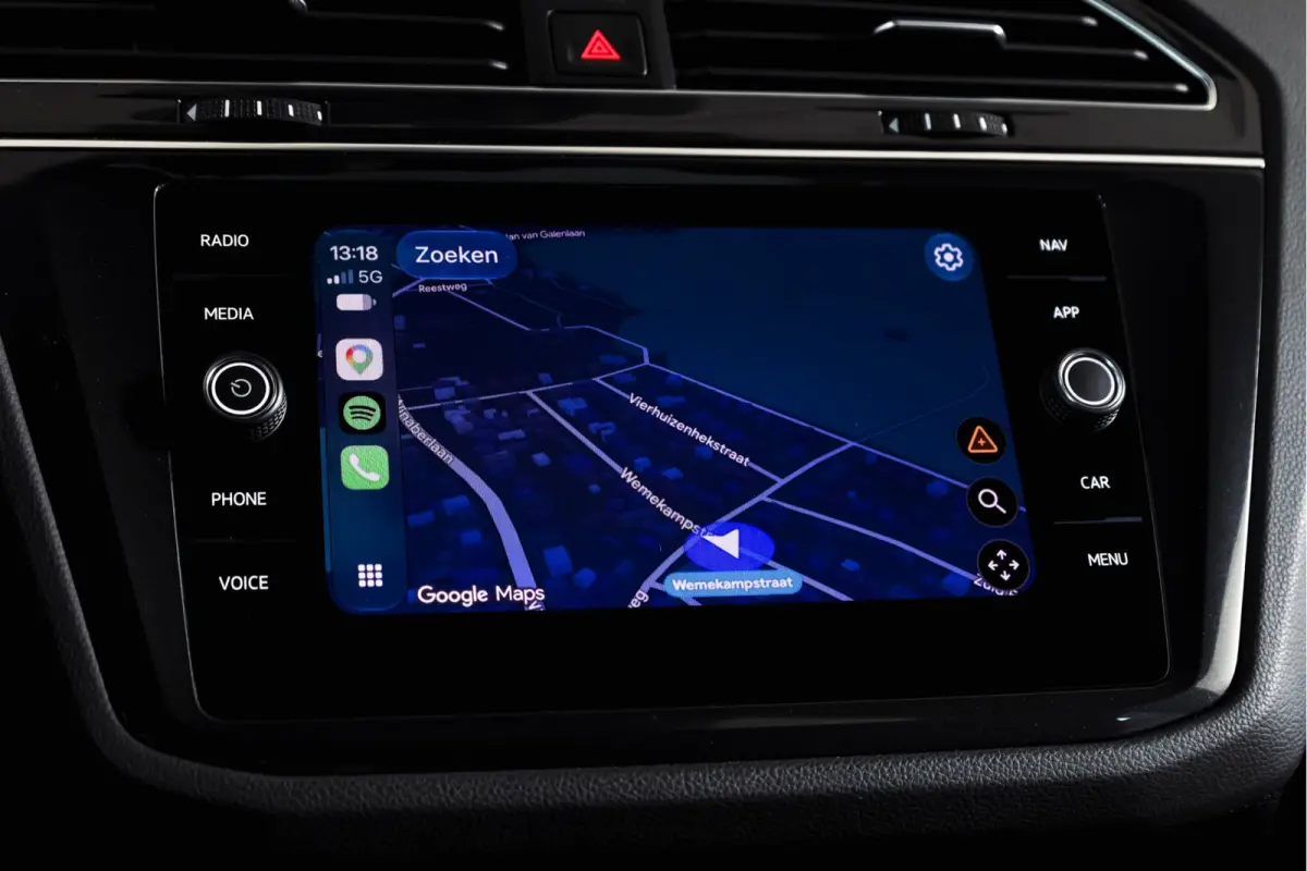 1.4 TSI eHybrid R-Line Business+ | S/K- Panodak | Dig. Cockpit | Adapt. Cockpit | Stoelverw. | PDC | Camera | NAV + App. Connect | ECC | Afn. Trekhaak | Elek. Klep | LM  19" |