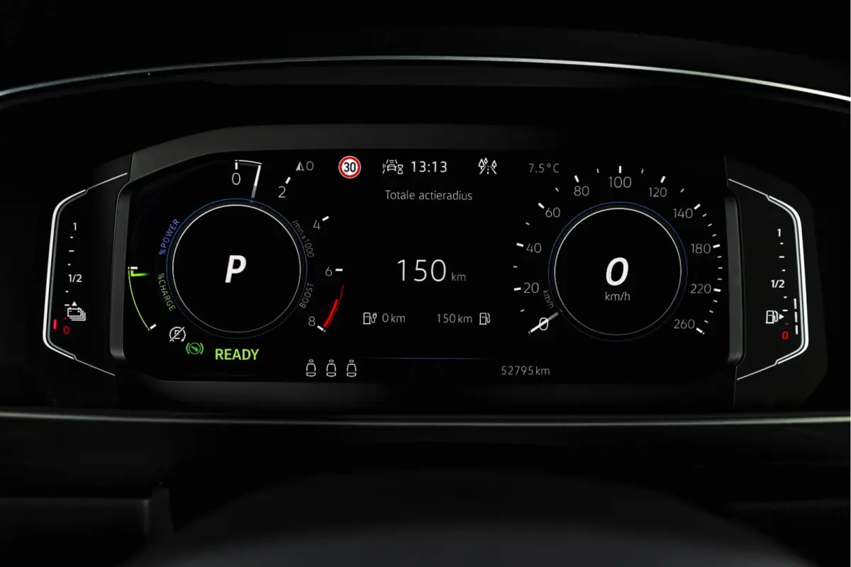 1.4 TSI eHybrid R-Line Business+ | S/K- Panodak | Dig. Cockpit | Adapt. Cockpit | Stoelverw. | PDC | Camera | NAV + App. Connect | ECC | Afn. Trekhaak | Elek. Klep | LM  19" |