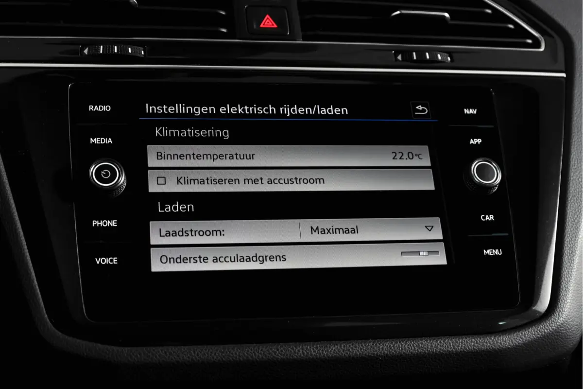 1.4 TSI eHybrid R-Line Business+ | S/K- Panodak | Dig. Cockpit | Adapt. Cockpit | Stoelverw. | PDC | Camera | NAV + App. Connect | ECC | Afn. Trekhaak | Elek. Klep | LM  19" |