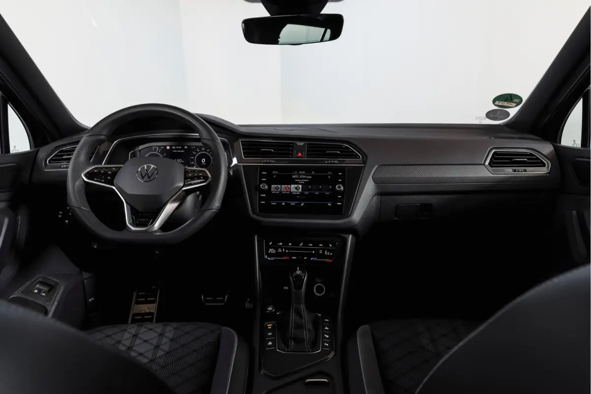 1.4 TSI eHybrid R-Line Business+ | S/K- Panodak | Dig. Cockpit | Adapt. Cockpit | Stoelverw. | PDC | Camera | NAV + App. Connect | ECC | Afn. Trekhaak | Elek. Klep | LM  19" |