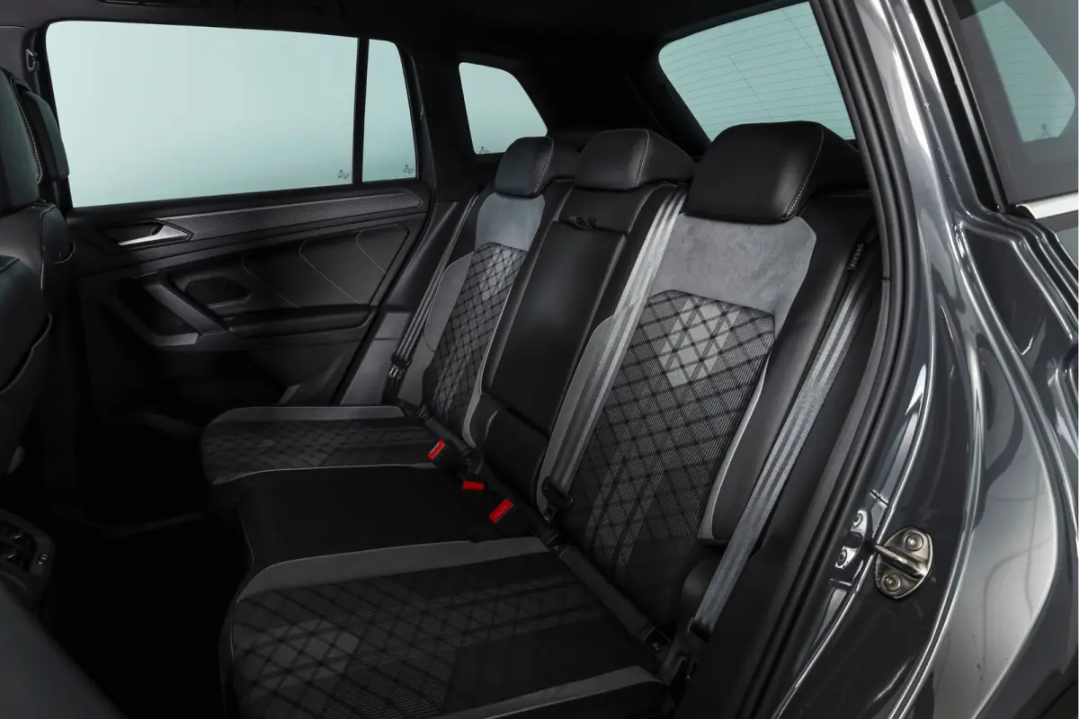 1.4 TSI eHybrid R-Line Business+ | S/K- Panodak | Dig. Cockpit | Adapt. Cockpit | Stoelverw. | PDC | Camera | NAV + App. Connect | ECC | Afn. Trekhaak | Elek. Klep | LM  19" |
