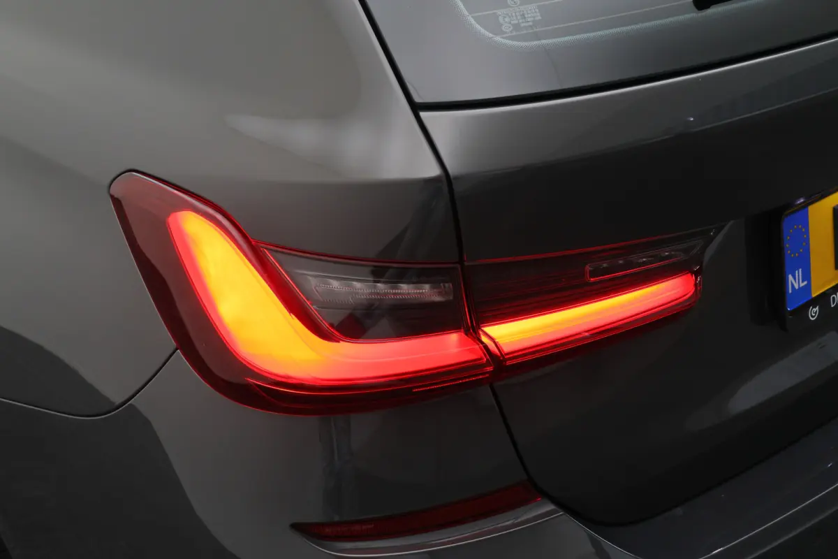 330e Business Edition Plus M-sport Panoramadak, M-Sportstoelen, Carbon, Camera, Elektr. Trekhaak, 19''