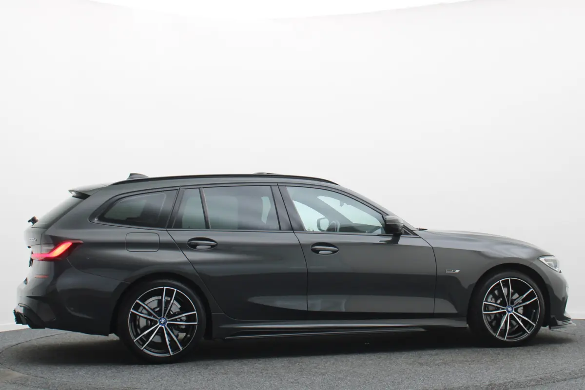 330e Business Edition Plus M-sport Panoramadak, M-Sportstoelen, Carbon, Camera, Elektr. Trekhaak, 19''