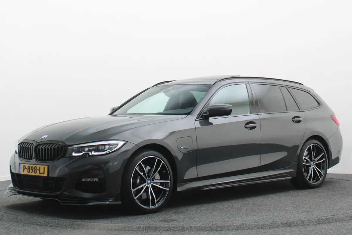 330e Business Edition Plus M-sport Panoramadak, M-Sportstoelen, Carbon, Camera, Elektr. Trekhaak, 19''