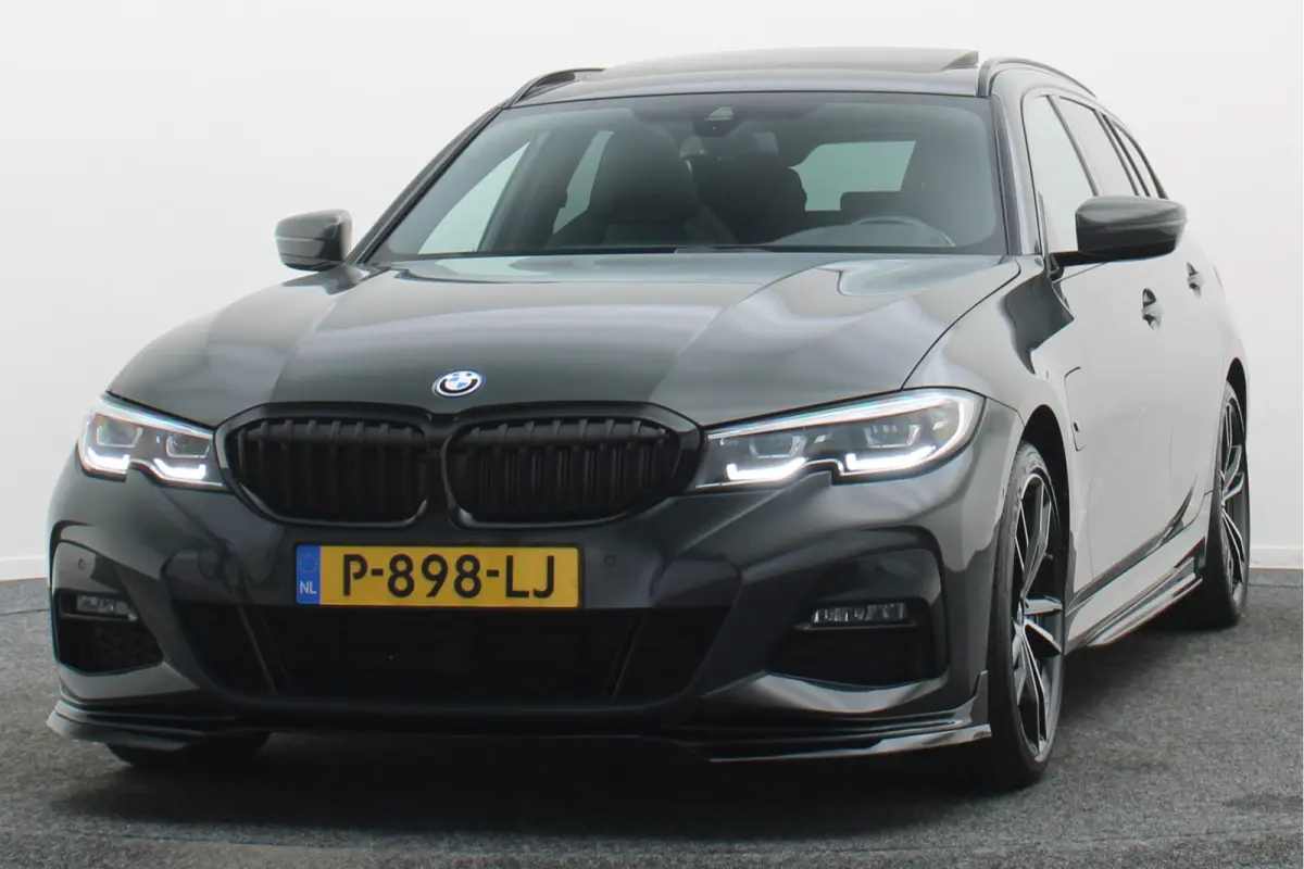 330e Business Edition Plus M-sport Panoramadak, M-Sportstoelen, Carbon, Camera, Elektr. Trekhaak, 19''