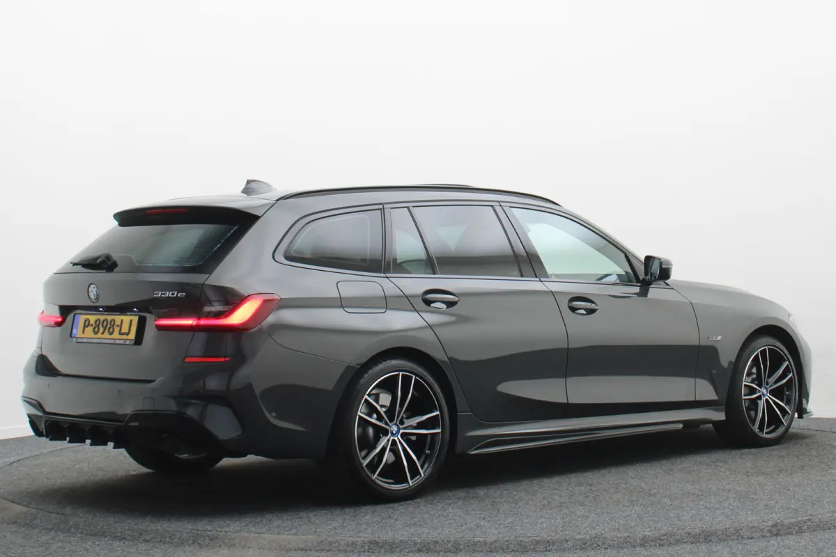 330e Business Edition Plus M-sport Panoramadak, M-Sportstoelen, Carbon, Camera, Elektr. Trekhaak, 19''