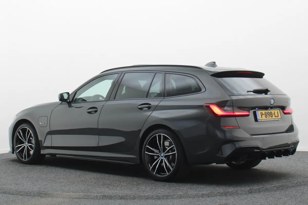330e Business Edition Plus M-sport Panoramadak, M-Sportstoelen, Carbon, Camera, Elektr. Trekhaak, 19''