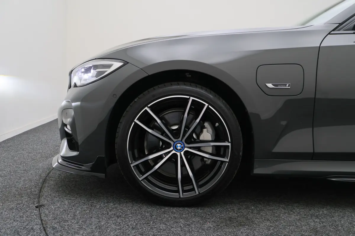 330e Business Edition Plus M-sport Panoramadak, M-Sportstoelen, Carbon, Camera, Elektr. Trekhaak, 19''