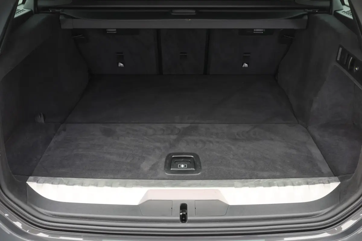 330e Business Edition Plus M-sport Panoramadak, M-Sportstoelen, Carbon, Camera, Elektr. Trekhaak, 19''