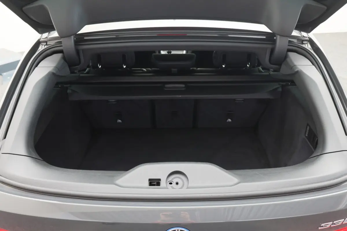 330e Business Edition Plus M-sport Panoramadak, M-Sportstoelen, Carbon, Camera, Elektr. Trekhaak, 19''