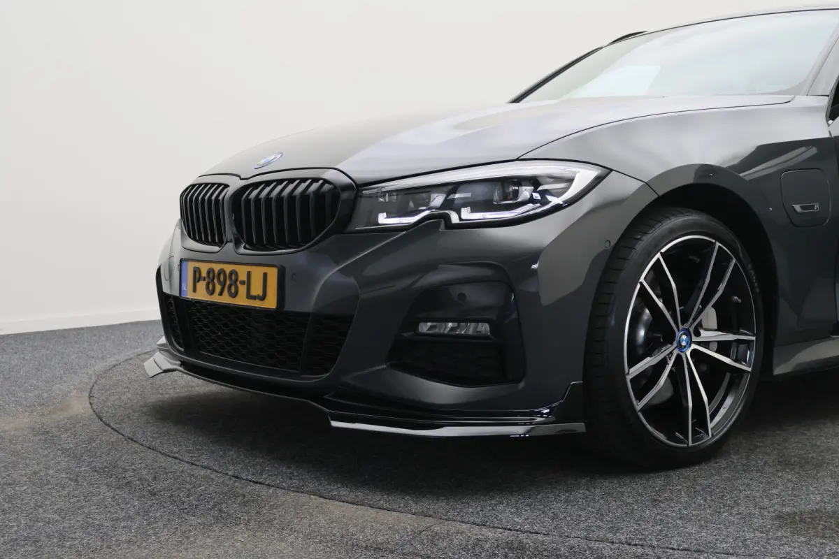 330e Business Edition Plus M-sport Panoramadak, M-Sportstoelen, Carbon, Camera, Elektr. Trekhaak, 19''