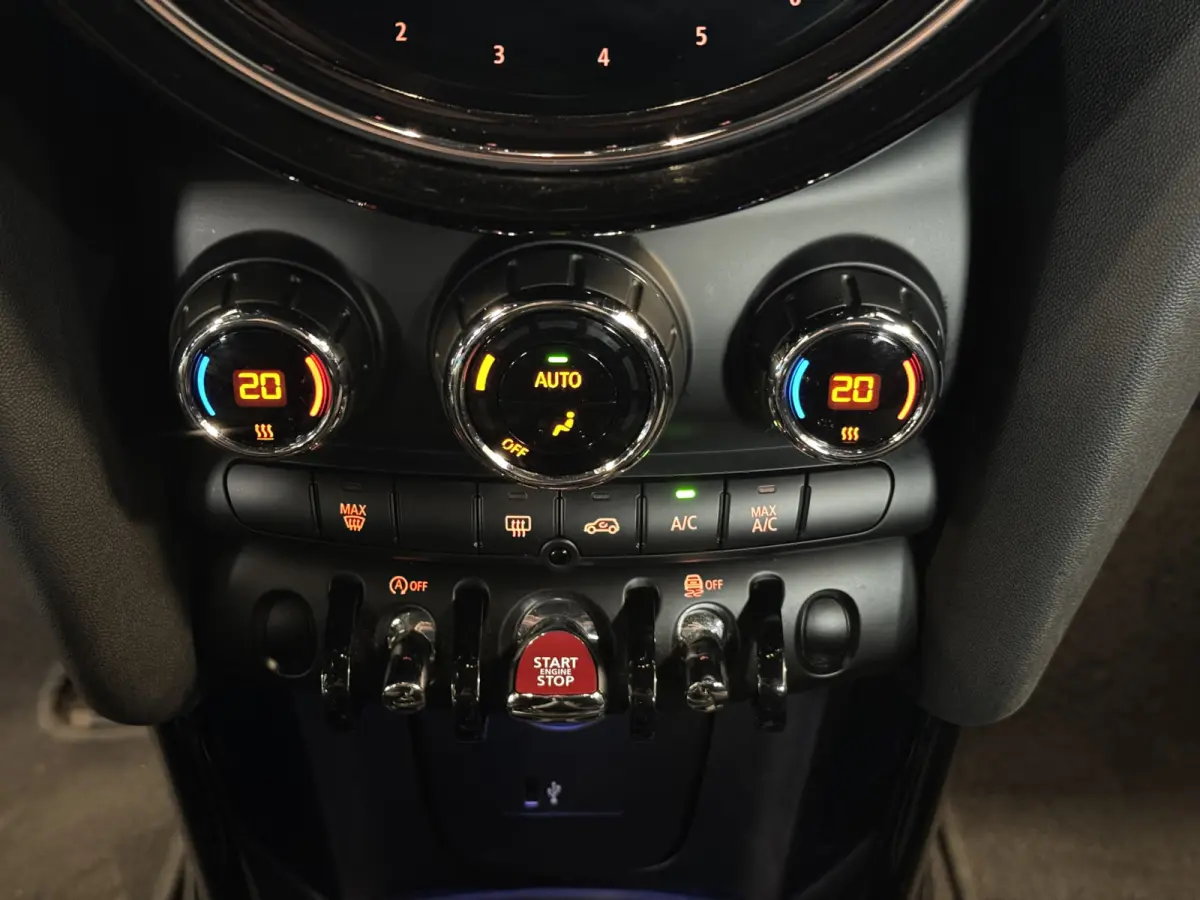 1.5 One Climate Control Led Navi Carplay