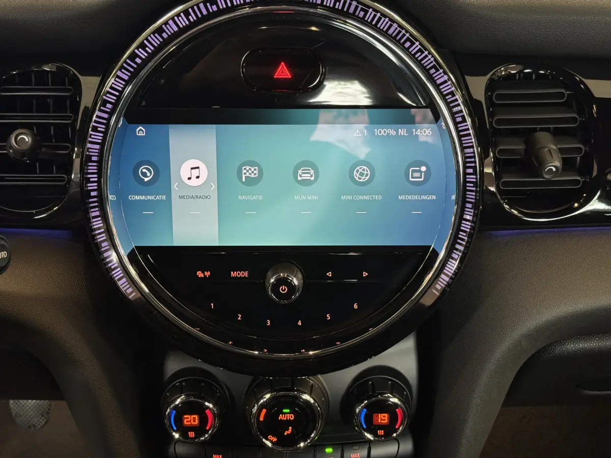 1.5 One Climate Control Led Navi Carplay