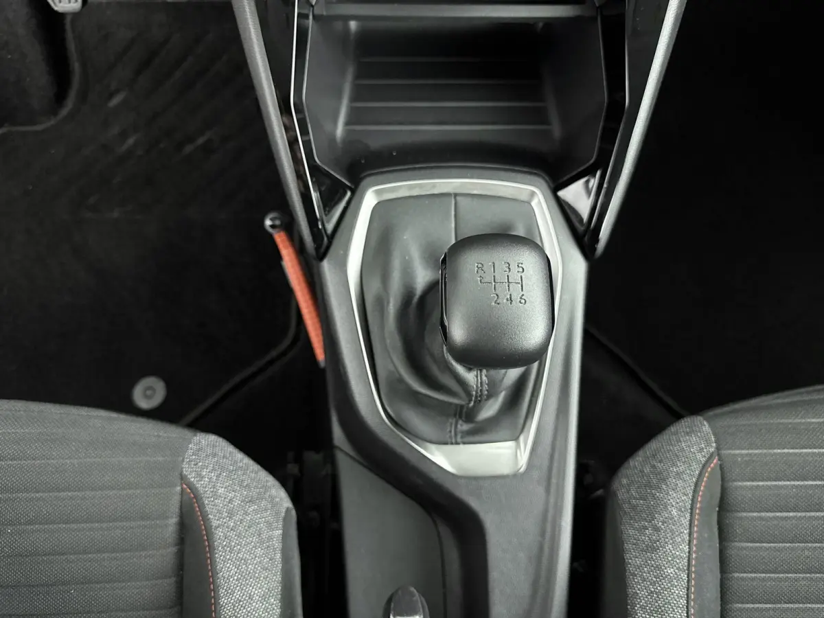 SUV 100 pk Blue Lease Active | Navigatie | Parkeersensoren Achter | Carplay | Inklapbare Buitenspiegels