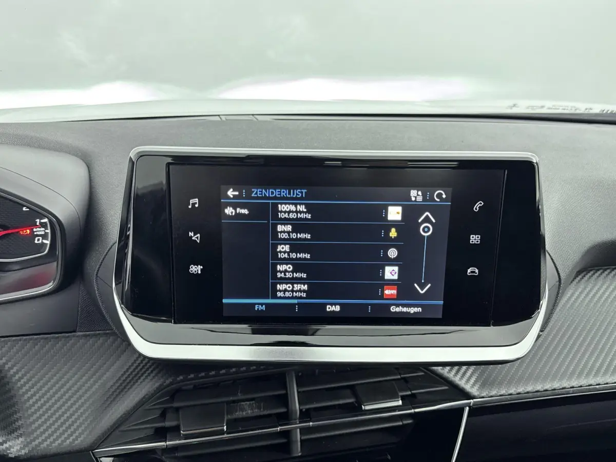 SUV 100 pk Blue Lease Active | Navigatie | Parkeersensoren Achter | Carplay | Inklapbare Buitenspiegels