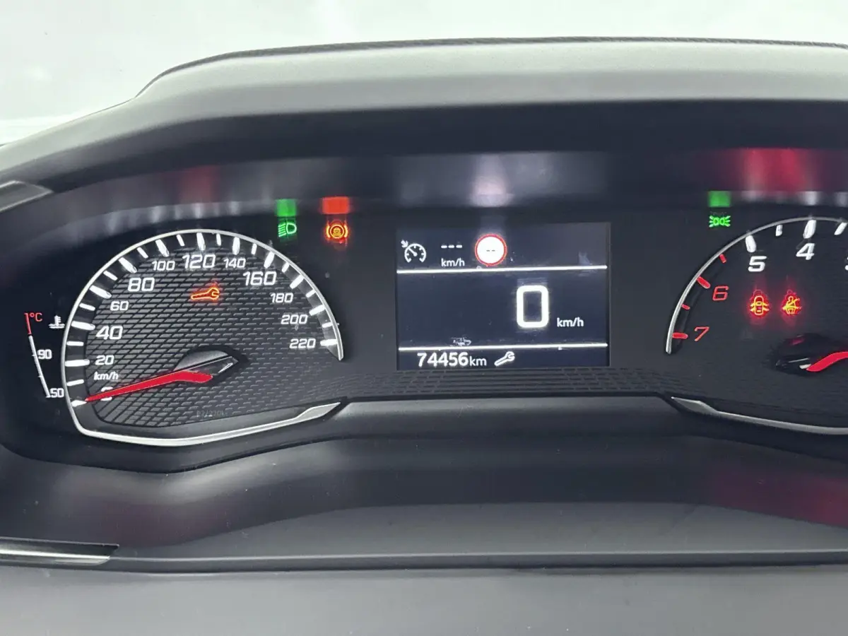 SUV 100 pk Blue Lease Active | Navigatie | Parkeersensoren Achter | Carplay | Inklapbare Buitenspiegels