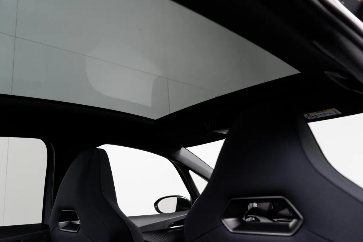 62 kWh 204PK Adrenaline | PANORAMADAK | 19 INCH | NAVIGATIE | STOEL + STUURVERW. | HUD | WARMTEPOMP