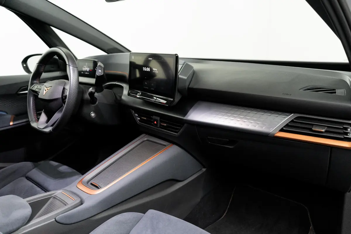 62 kWh 204PK Adrenaline | PANORAMADAK | 19 INCH | NAVIGATIE | STOEL + STUURVERW. | HUD | WARMTEPOMP