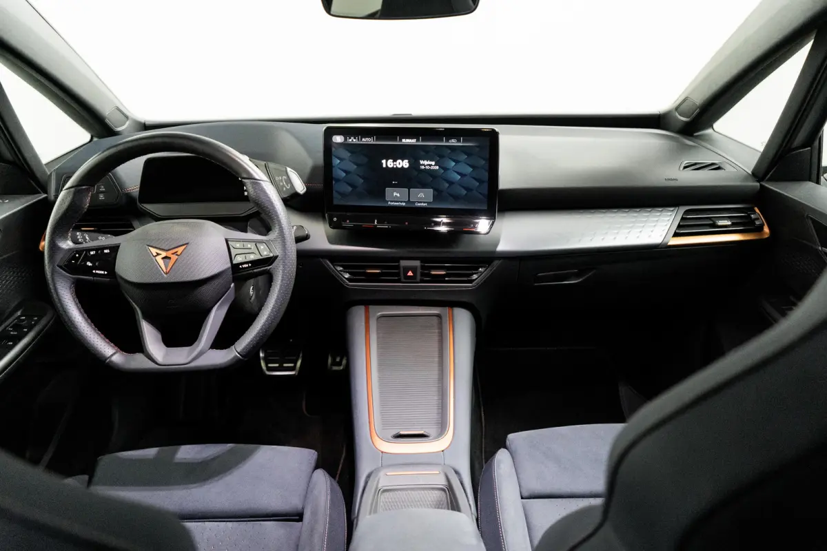 62 kWh 204PK Adrenaline | PANORAMADAK | 19 INCH | NAVIGATIE | STOEL + STUURVERW. | HUD | WARMTEPOMP