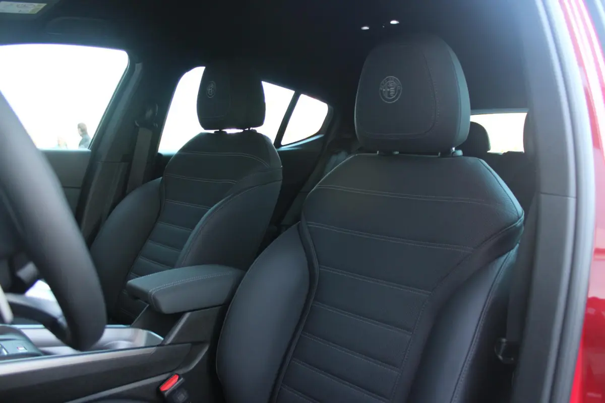 1.5T 160PK HYbrid VELOCE | LEDEREN BEKLEDING | VOORSTOELEN / STUUR VERWARMD | VOORSTOELEN GEVENTILEERD | VOORSTOELEN ELEKTRISCH VERSTELBAAR MET GEHEUGEN FUNCTIE |  HARMAN CARDON PREMIUM AUDI