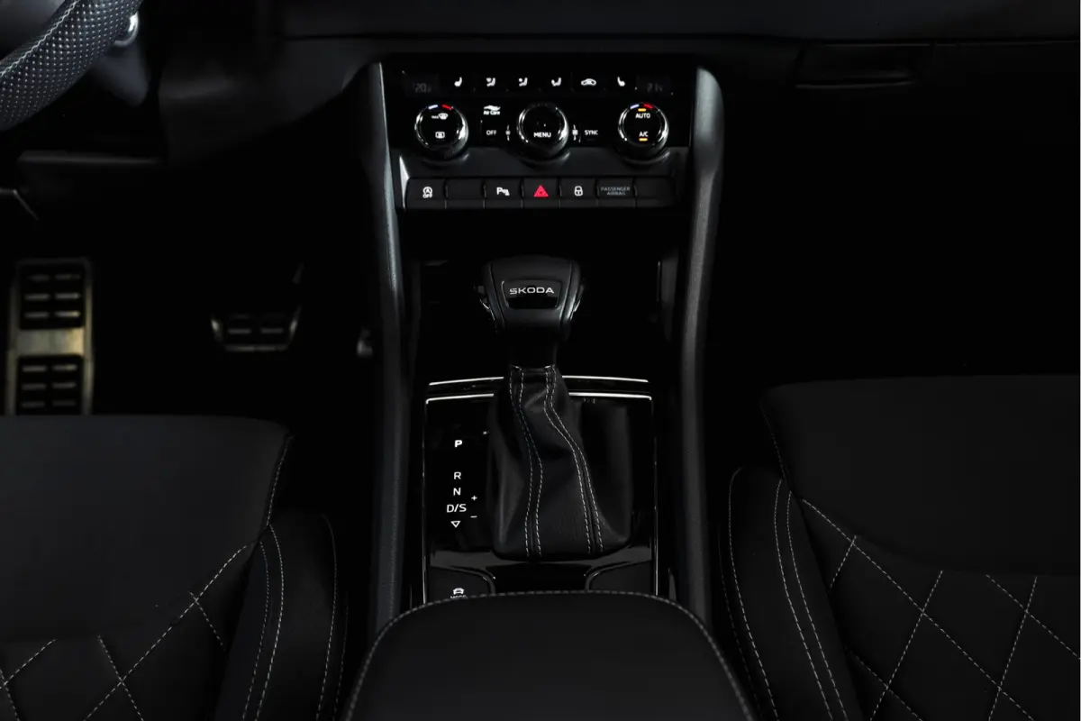 1.5 TSI ACT Sportline Business 150 PK | S/K-Panodak | Dig. Cockpit | Adapt. Cruise | Stoel-+Stuurverw. | PDC | Camera | NAV + App. Connect | ECC | Afn. Trekhaak | LM 19" |