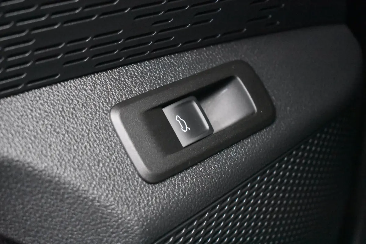 1.0 e-TSI 110PK DSG Business Edition | Panoramadak - elektrisch schuif-kanteldak | Wegklapbare trekhaak | Elektrische achterklep | Comfort Pakket | Travel Pakket | Functie pakket