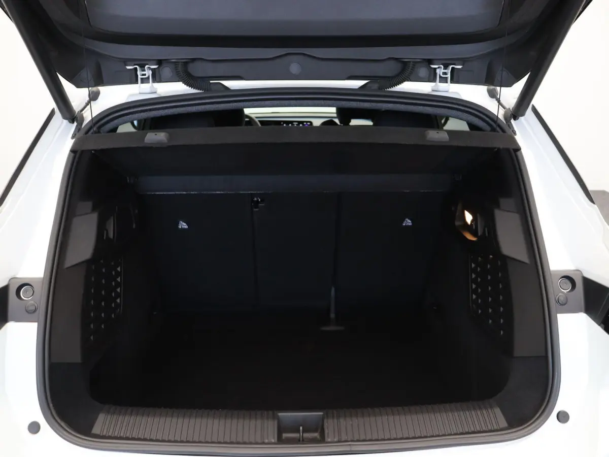 EV87 long range esprit Alpine | Stoel en stuur verwarming | elektrische kofferklep | Zwarte velgen | Vierseizoenbanden |