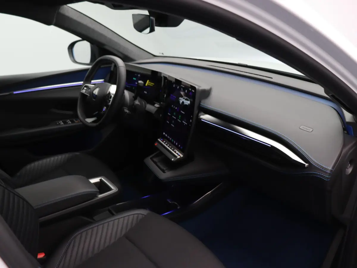 EV87 long range esprit Alpine | Stoel en stuur verwarming | elektrische kofferklep | Zwarte velgen | Vierseizoenbanden |